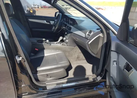 2013 Mercedes-Benz C 250 Sport z USA, uszkodzony, nr VIN WDDGF4HB7DA806370